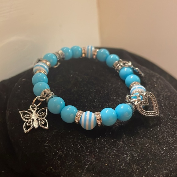 7.5” blue silver stackable stretch bracelets with 4 silver tone pendants - Picture 4 of 13